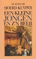 Een kleine jongen en z'n beer