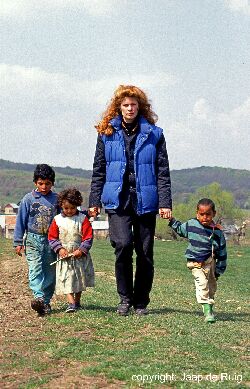 Mariët Meetser met Roma-kinderen in Roemenië